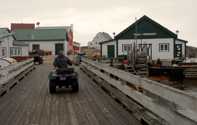 Rendu célèbre par le film La Grande séduction, Harrington Harbour est tout aussi connu pour ses trottoirs de bois qui tiennent lieu de routes aux véhicules – Crédit photo: ©Gary Lawrence